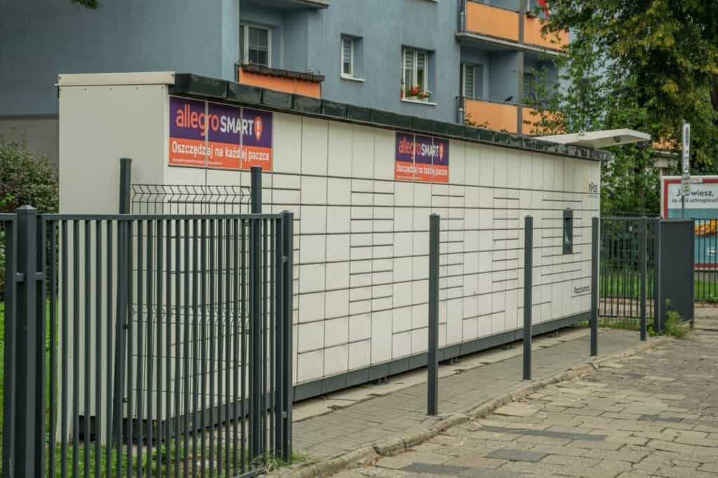 Automat paczkowy z reklamą Allegro Smart przy bloku — dobór kartonu do skrytki Allegro One Box