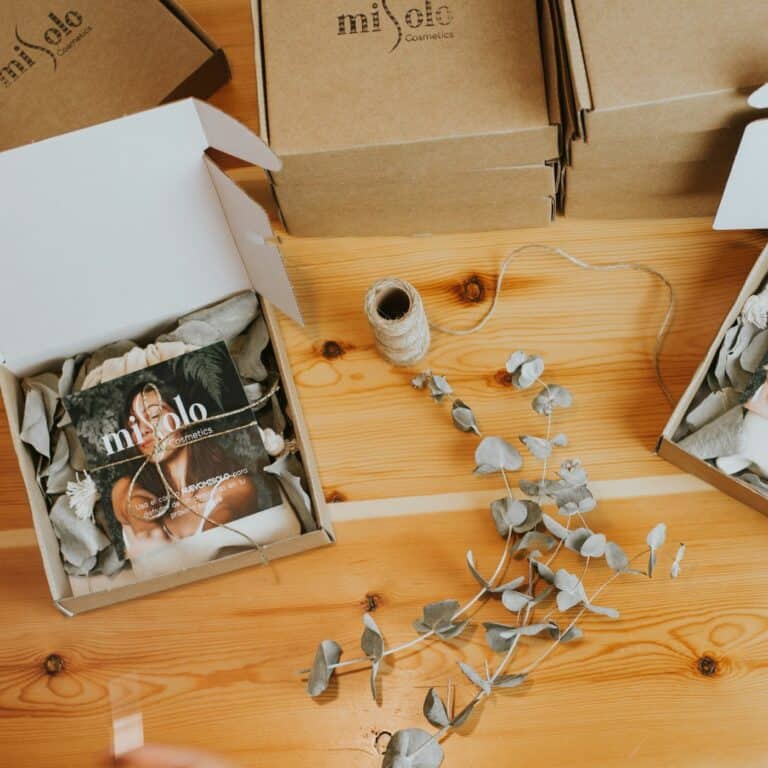 Kosmetyki i kartonowe opakowania w stylu eko — pakowanie beauty w e-commerce