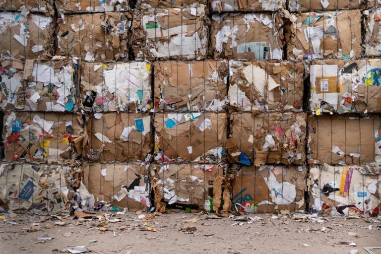 Sprasowane bale makulatury i tektury do recyklingu — odpady opakowaniowe BDO