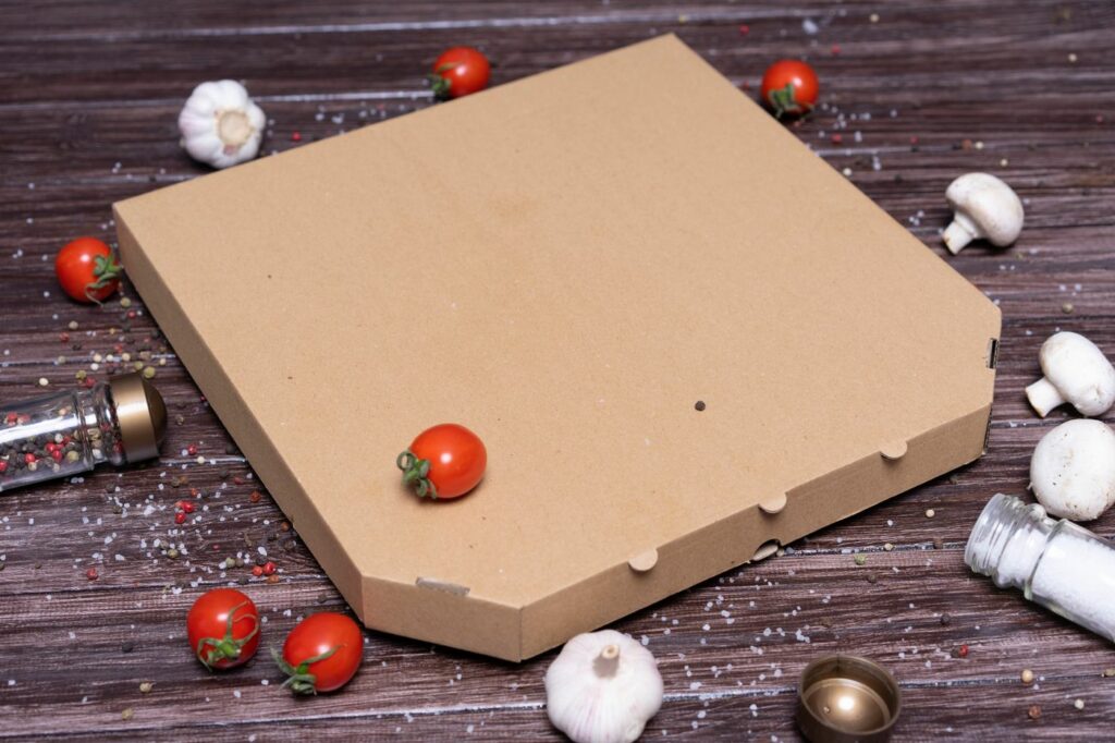 Czysty kraftowy karton na pizzę bez powłok — kartony do żywności a wymogi PFAS od 12.08.2026
